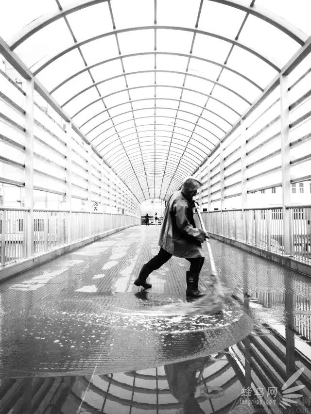 ���ڽ�ͷ�ĵ�һ��